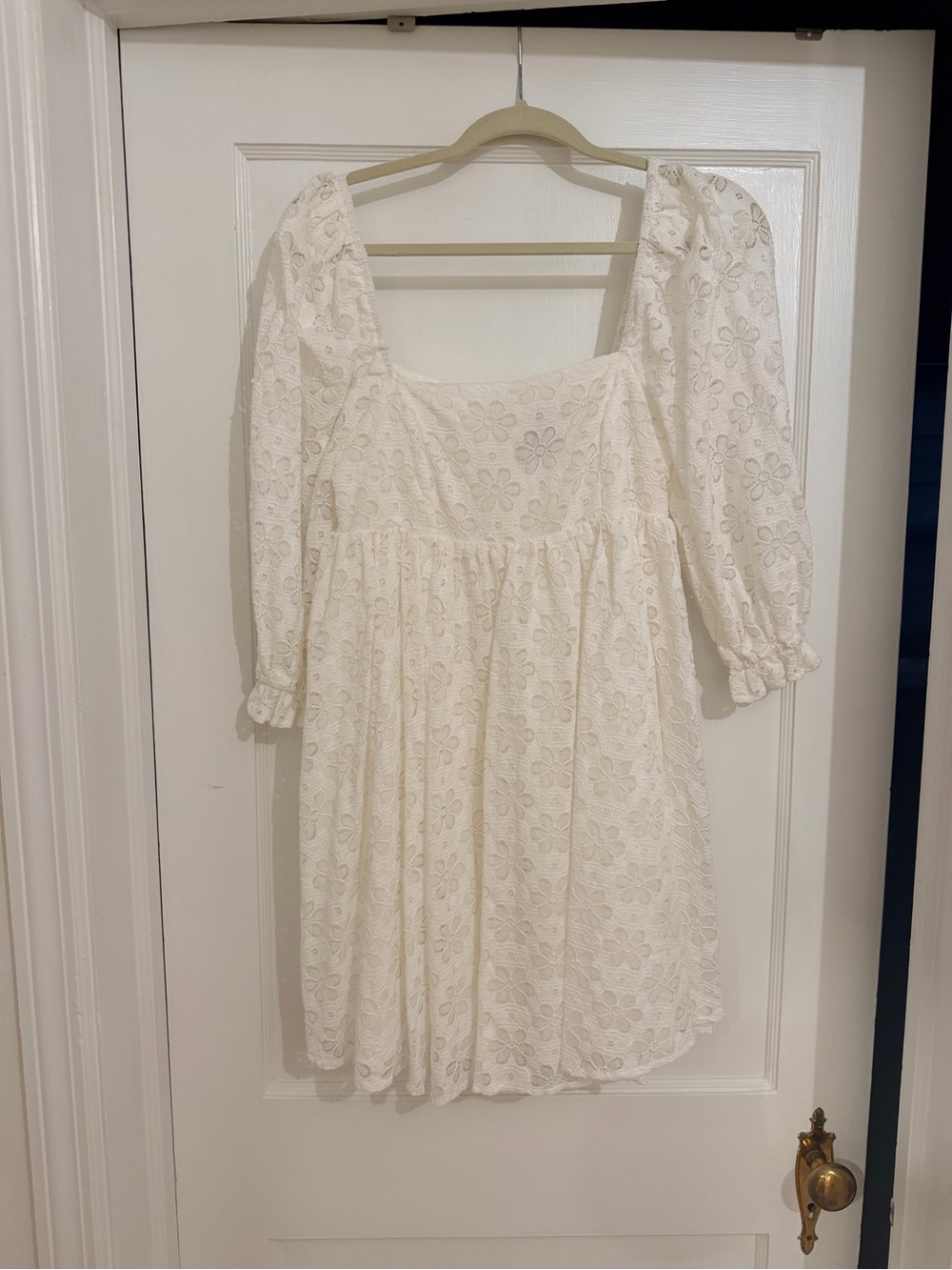 Women’s White Floral Eyelet Puff-Sleeve Dress